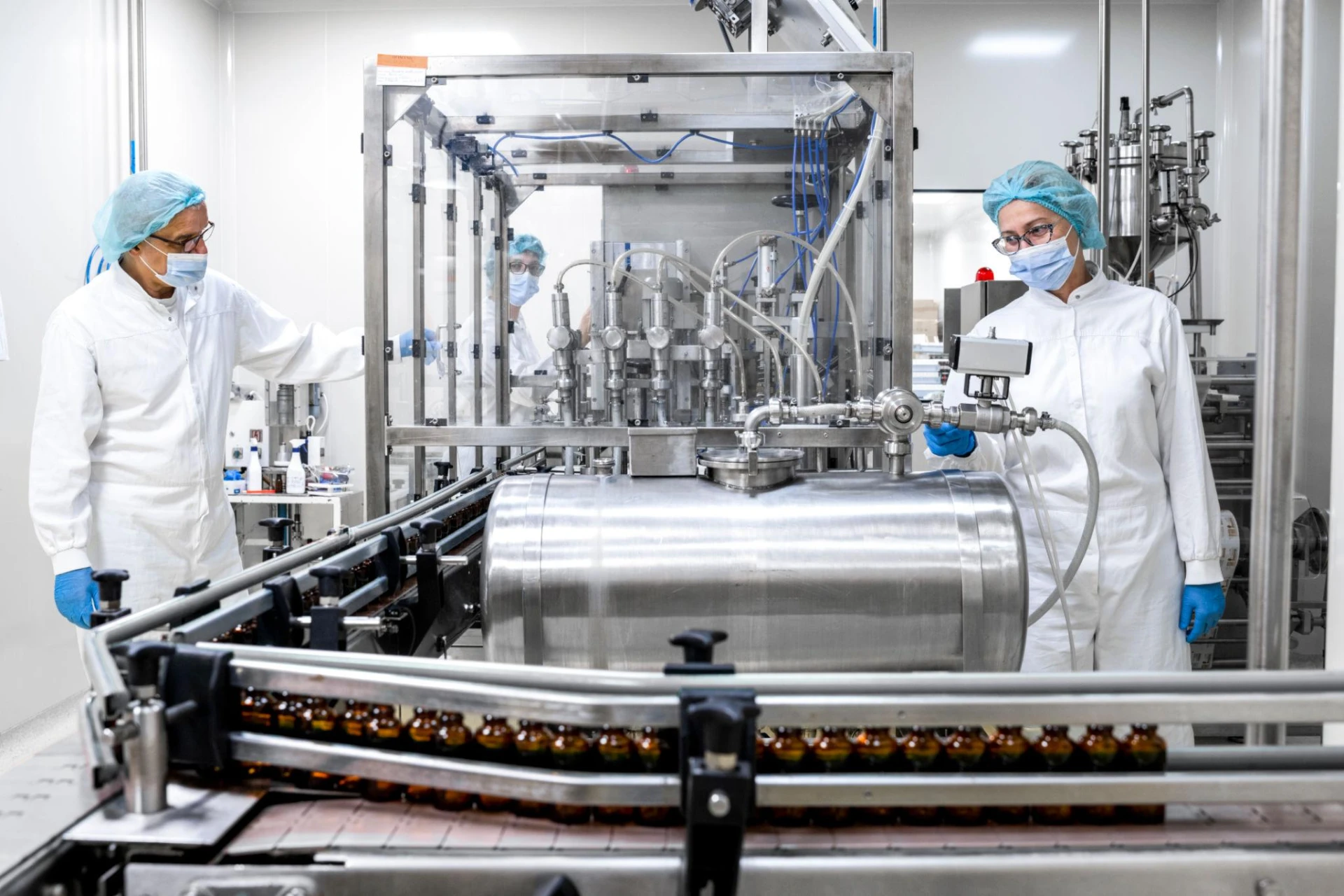 Liquid filling line under operator supervision